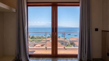 Habitación con vista al mar a través de una puerta de madera con un ojo de cerradura.