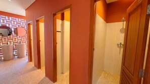 Une salle de bain moderne équipée d’une douche, de toilettes et d’un lavabo.