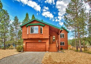 A two-story wooden house with a garage, surrounded by trees. - Keys Lagoon Retreat (South Lake Tahoe)