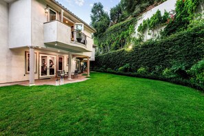 A modern two-story house with a well-maintained lawn and a large hedge. - Mediterranean Beverly Hills estate w/pool, spa & fire pit, sleeps 14 (Beverly Hills)