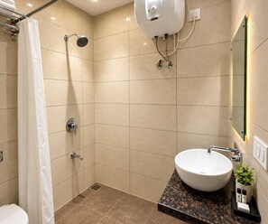 Un baño moderno con ducha, lavabo e inodoro.