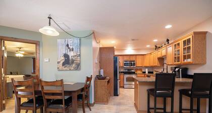 Family friendly 9 bed cabin near lake Roosevelt with Mountain views