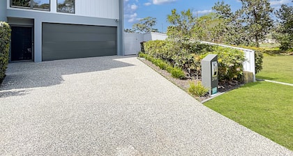 Coastal Pool 3-Bed Townhouse Near Broulee Beach
