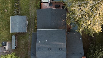 En bostadsfastighet med ett sluttande tak, en uppfart och en liten trädgårdsyta.
