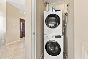 Enjoy all the comforts of home! Features a convenient on-site laundry setup so you can easily freshen up towels, swimwear, and clothes throughout your stay. - Private Pool Paradise: Luxe Resort Living (Noord)