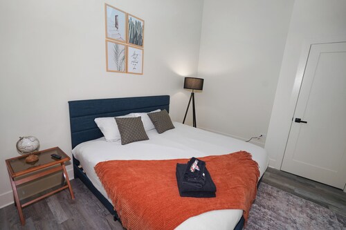 Spacious 5-BR Suite Minutes from McCormick Place