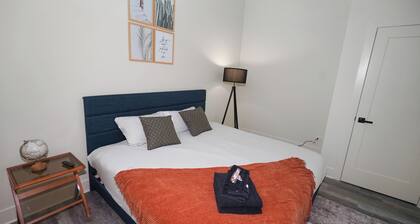 Spacious 5-BR Suite Minutes from McCormick Place