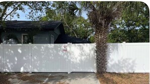 Property grounds - 1 BR APT close to Ybor, airport, downtown, Busch Gardens & Adventure Island (Tampa)
