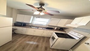 Private kitchen - 1 BR APT close to Ybor, airport, downtown, Busch Gardens & Adventure Island (Tampa)