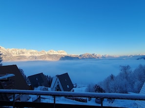 Eine Berglandschaft mit schneebedeckten Gipfeln und einem Tal.