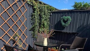 Outdoor dining - Pets welcome Accessible Mobility Friendly Cottage -Garden, Pets (Southwold)