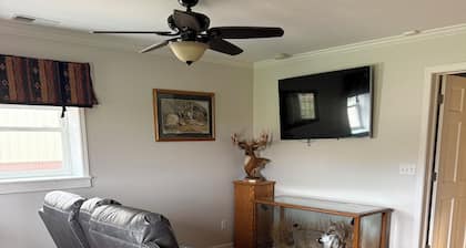 Charming 2-bedroom apartment with AC in cozy Partridge on acreage