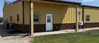 Charming 1-bedroom apartment with AC in cozy Partridge on acreage