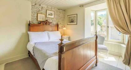 Cottage Sleeps 6 with Sea View and Patio