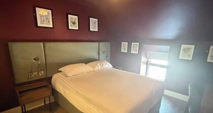 4 Bed Flat - Sleeps 8 - Parking- Wifi