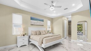 Room - Your Waterfront Escape | Pool, Spa & Firelight (Cape Coral)