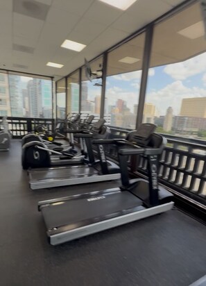 Fitness facility - DOWNTOWN, Great View, 2 QUEEN BEDS hotel suites, Swimming Pool and fitness (Houston)
