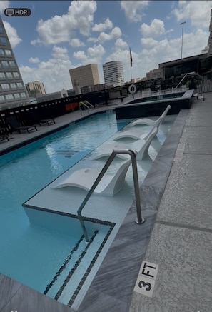 Outdoor pool - DOWNTOWN, Great View, 2 QUEEN BEDS hotel suites, Swimming Pool and fitness (Houston)