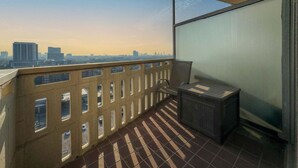 Property grounds - DOWNTOWN, Great View, 2 QUEEN BEDS hotel suites, Swimming Pool and fitness (Houston)