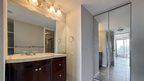 Bathroom - DOWNTOWN, Great View, 2 QUEEN BEDS hotel suites, Swimming Pool and fitness (Houston)