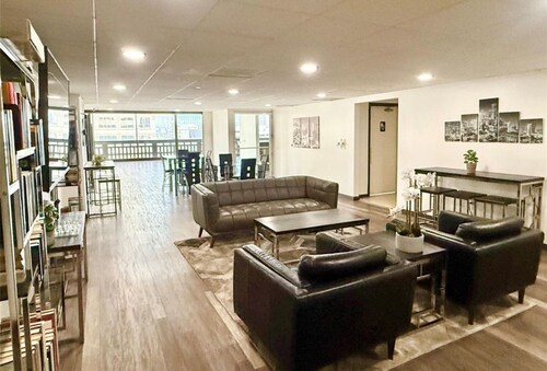 By DOWNTOWN & MIDTOWN 2.5 mile to MEDICAL CENTER with METRO BUS & RAIL Across St