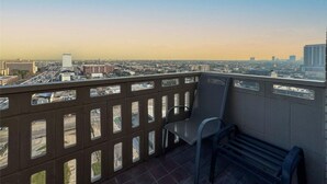Property grounds - DOWNTOWN, Great View, 2 QUEEN BEDS hotel suites, Swimming Pool and fitness (Houston)