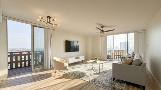 Living area - DOWNTOWN, Great View, 2 QUEEN BEDS hotel suites, Swimming Pool and fitness (Houston)