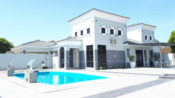 A modern two-story house with a swimming pool, large windows, and a flat roof. - Melaka A’Famosa Grand Pool Villa – Private Pool & Family Getaway (Alor Gajah)
