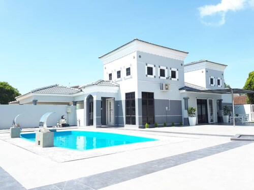 Melaka A’Famosa Grand Pool Villa – Private Pool & Family Getaway