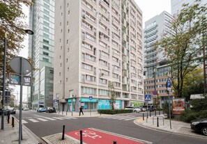 A multi-story building with a pedestrian crossing and a bike lane. - City Center Śliska Apartment (Warszawa)