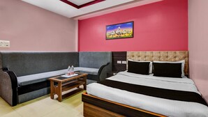 A room with a bed, a sofa, and a small table. - Hotel O Cooch Behar (Cooch Behar)