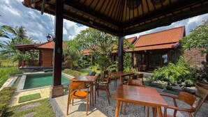 Outdoor dining - Dapha Eco Lodge Lovina (Bali)