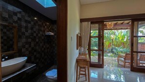 Free toiletries, hair dryer, slippers, towels - Dapha Eco Lodge Lovina (Bali)