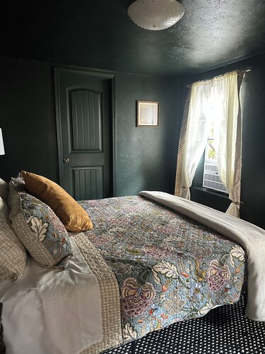 9th Avenue Cottage- cozy beds, comfy couch, large yard with ample parking. 