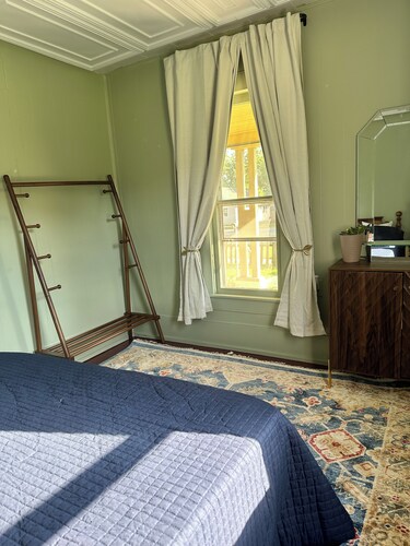 9th Avenue Cottage- cozy beds, comfy couch, large yard with ample parking. 