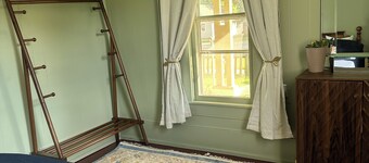 9th Avenue Cottage- cozy beds, comfy couch, large yard with ample parking. 