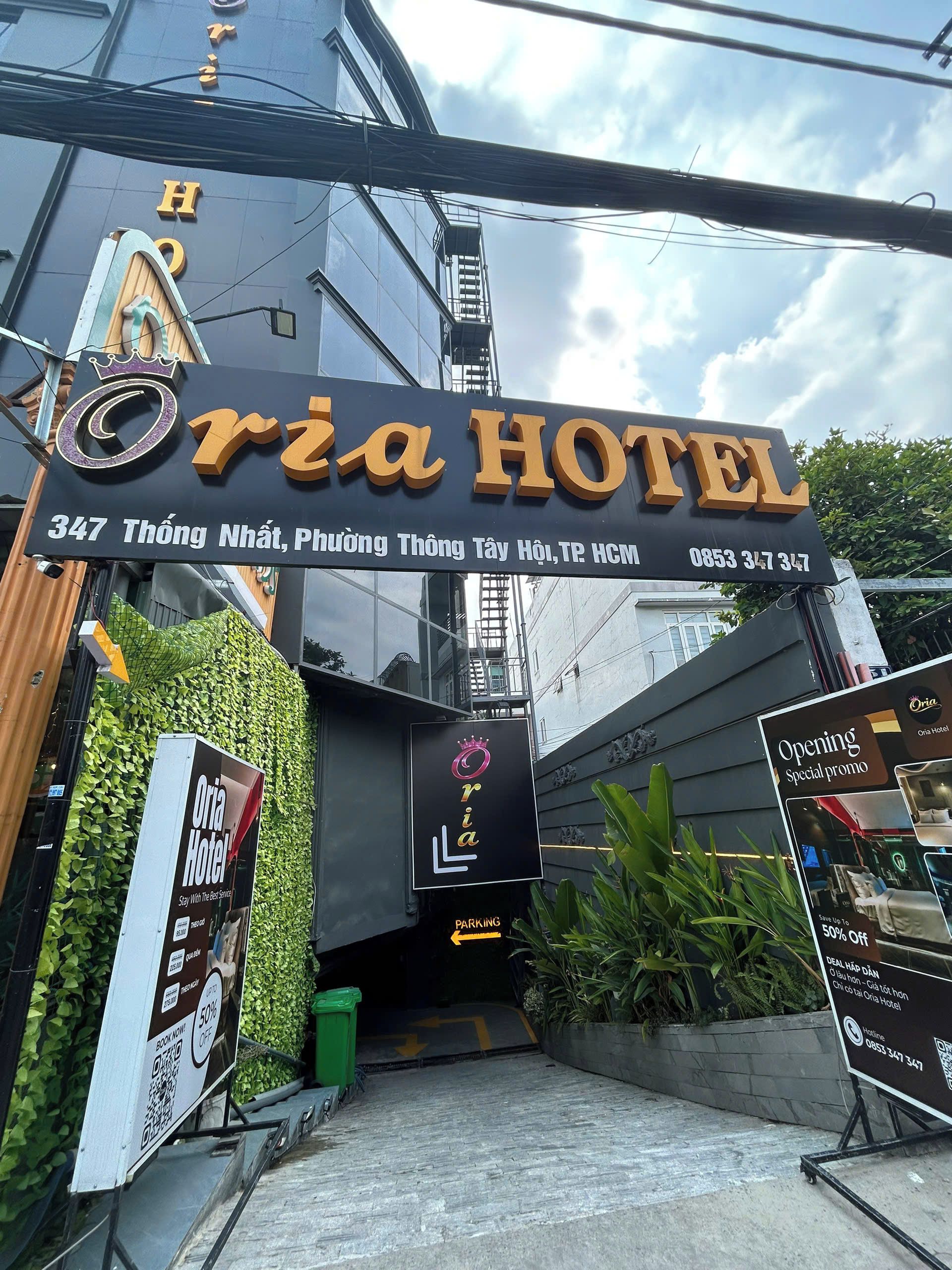 Ingången till Oria Hotel, med en skylt som visar adressen och telefonnumret.