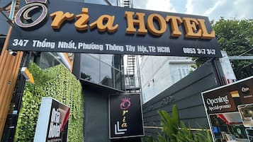 Ingången till Oria Hotel, med en skylt som visar adressen och telefonnumret.
