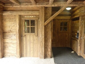 A wooden door with a sign reading 'CASIERS A SKIS' indicating a ski storage area. - Charming apartment in the village - 8 guests (Arêches-Beaufort)