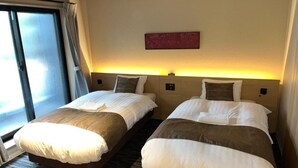 Une chambre d’hôtel avec deux lits, une grande fenêtre et une œuvre d’art accrochée au mur.