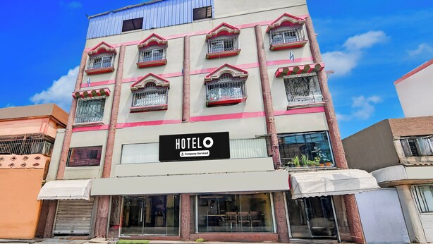 Un hotel de varios pisos con un cartel que indica que ofrece servicios para empresas.