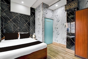 A modern bedroom with a bed, a wardrobe, and a door. - Hotel O Serampore Railway Station (Shrirampur)