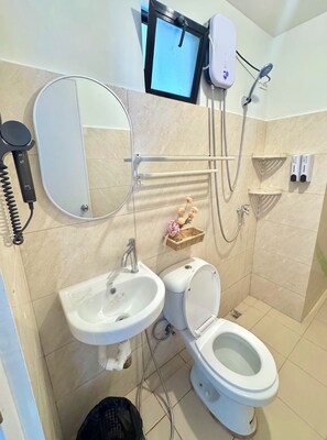 Kondominium Standar, balkon, pemandangan samudra | Kamar mandi