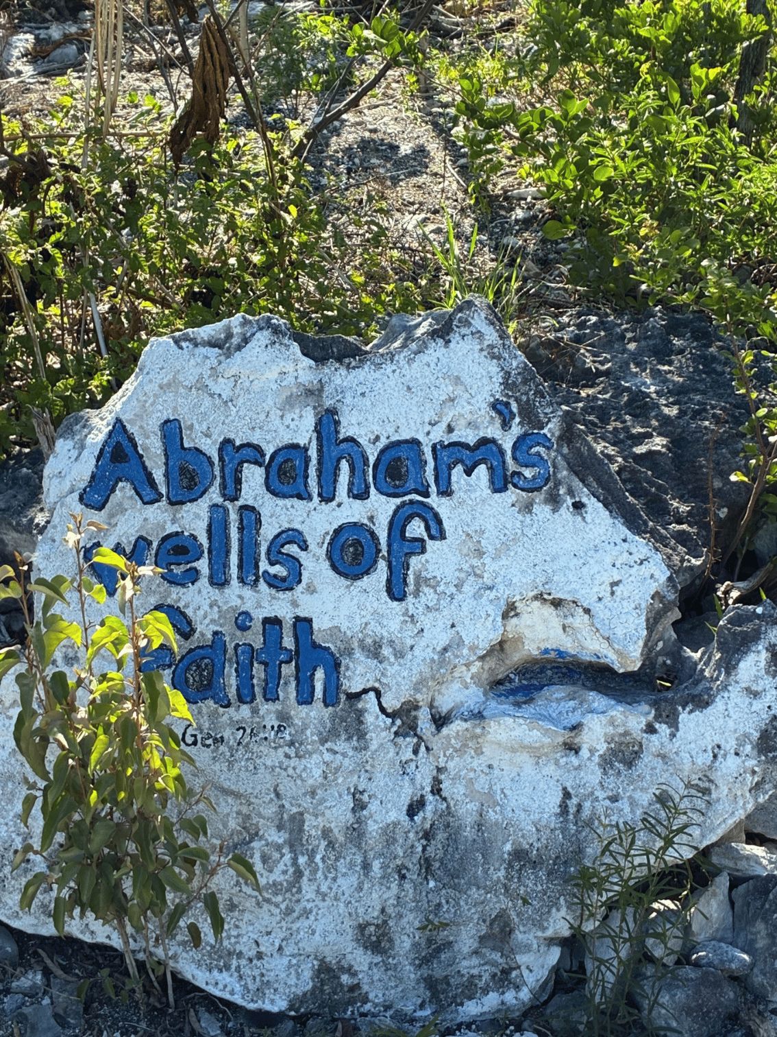 Un rocher portant les inscriptions « Abrahams Wells of Faith » et la date « Gen 24 ».