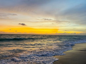 A beach with waves and a sunset. - 2BR Pet-Friendly – Walk or Bike to Manasota Beach (Englewood)