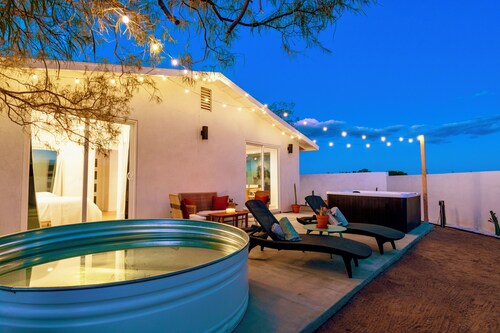 Desert Dream House: Hot Tub, Sauna, Fire Pit & Stunning Views