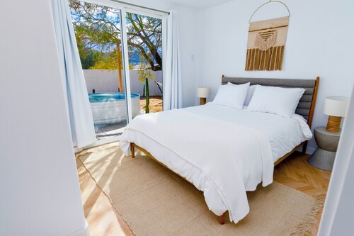 Desert Dream House: Hot Tub, Sauna, Fire Pit & Stunning Views