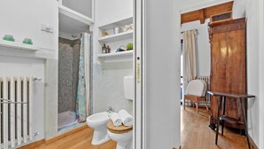 Bathroom - La Borra, Serramazzoni, Italy (Serramazzoni)