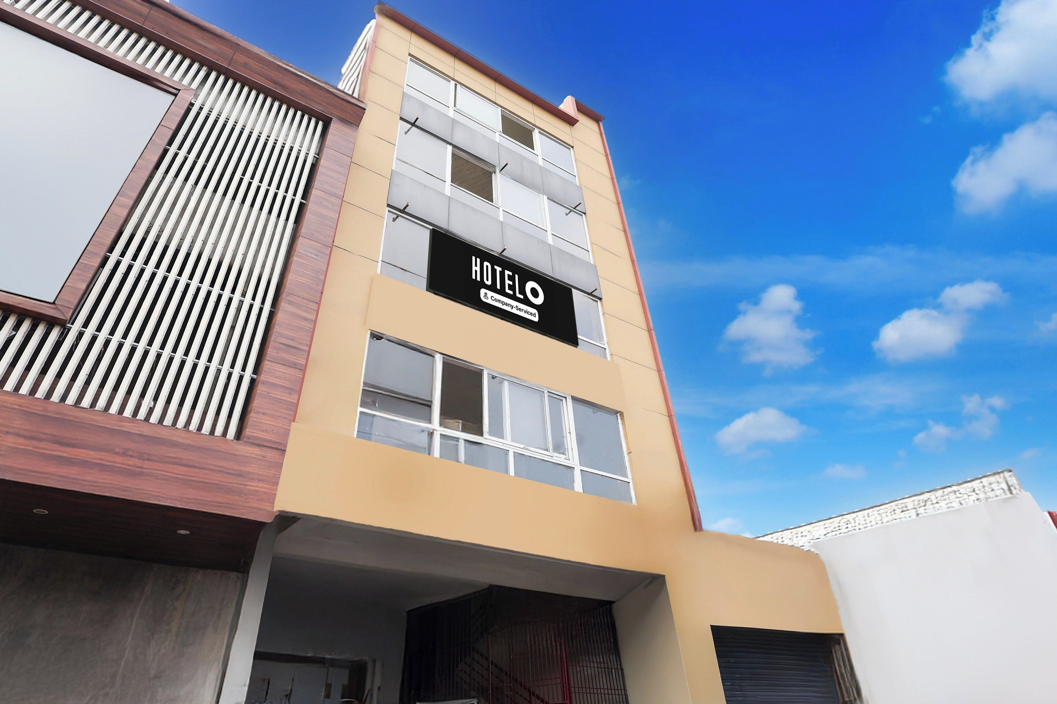 Un edificio de hotel de varios pisos con un letrero que indica que es un servicio exclusivo para empleados.