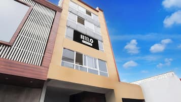 Un edificio de hotel de varios pisos con un letrero que indica que es un servicio exclusivo para empleados.